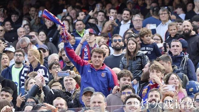 科贝记者:法兰克福球迷向巴萨球迷区投掷杂物 科贝记者:法兰克福球迷向巴萨球迷区投掷杂物